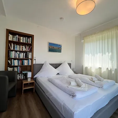 Wellnesshuette Mit Aussenwhirlpool Und Herrlichem See-und Alpenblick *