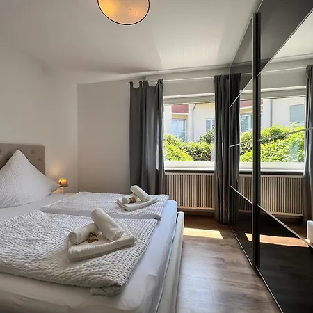 Wellnesshuette Mit Aussenwhirlpool Und Herrlichem See-und Alpenblick